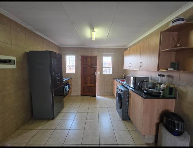3 BEDROOM FREESTANDING FOR SALE IN THATCH HILL ESTATE